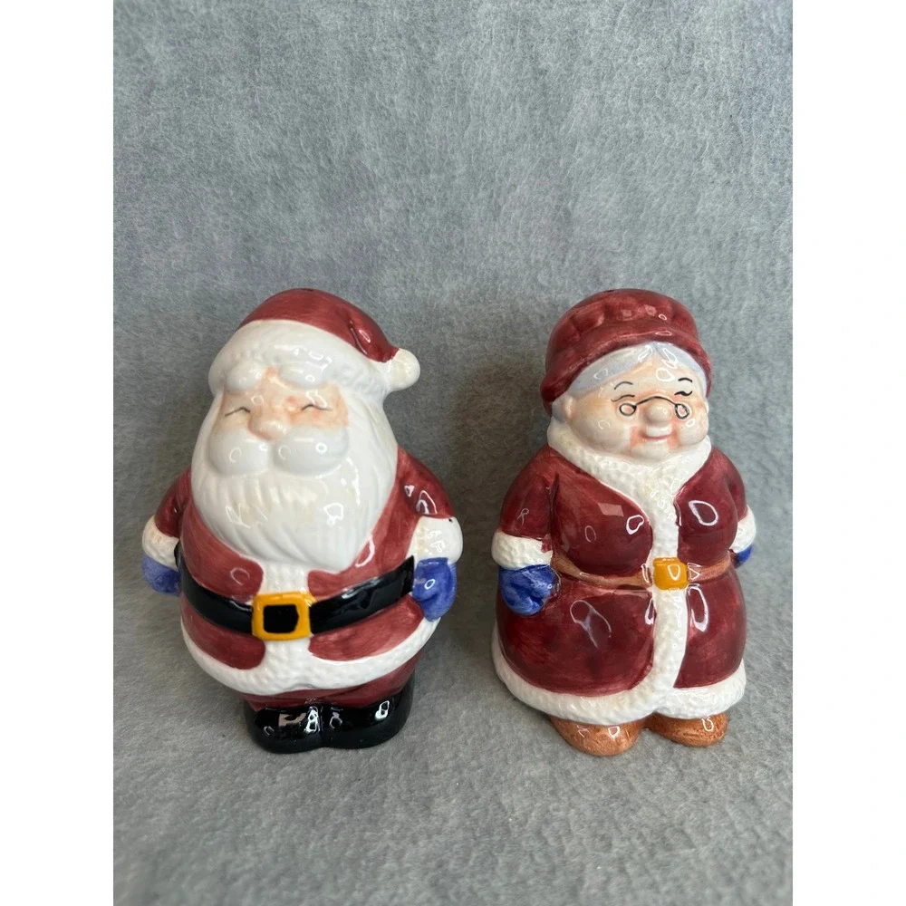 Vintage 2000 Publix Santa and‎ Mrs Claus Ceramic Salt and Pepper Shakers Set